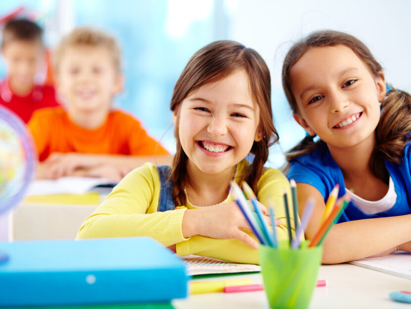 Bambine sorridenti a scuola