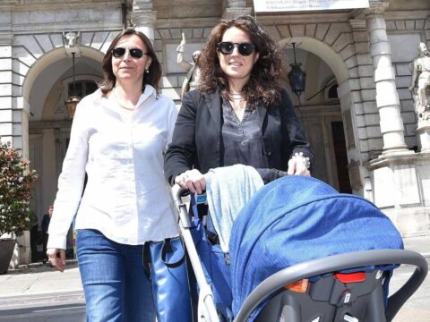 Festeggiamo il primo bebè che ha ufficialmente due mamme