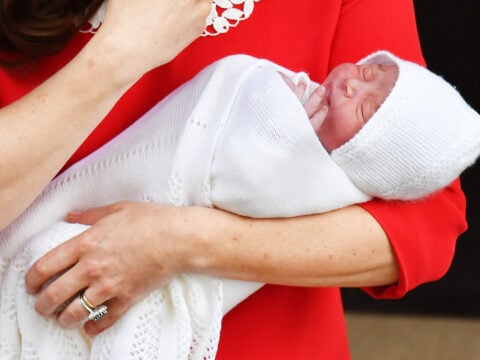 Le prime foto del principe Louis di Cambridge insieme a Charlotte