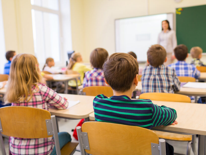 Maestra in aula con bambini