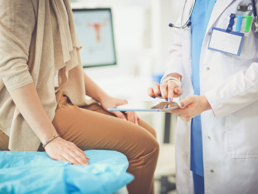 Paziente medico donne consenso informato ambulatorio