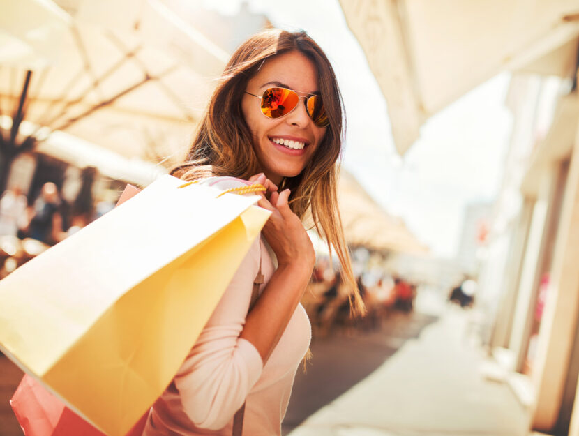 Ragazza-occhiali-sole-shopping-borsa