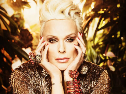 Brigitte Nielsen: a 54 anni col pancione sui social "La famiglia si allarga". Ed è polemica