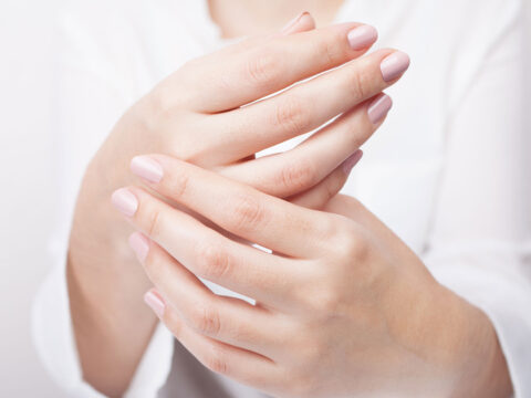 Dita delle mani gonfie e doloranti: quali sono le cause e come rimediare?