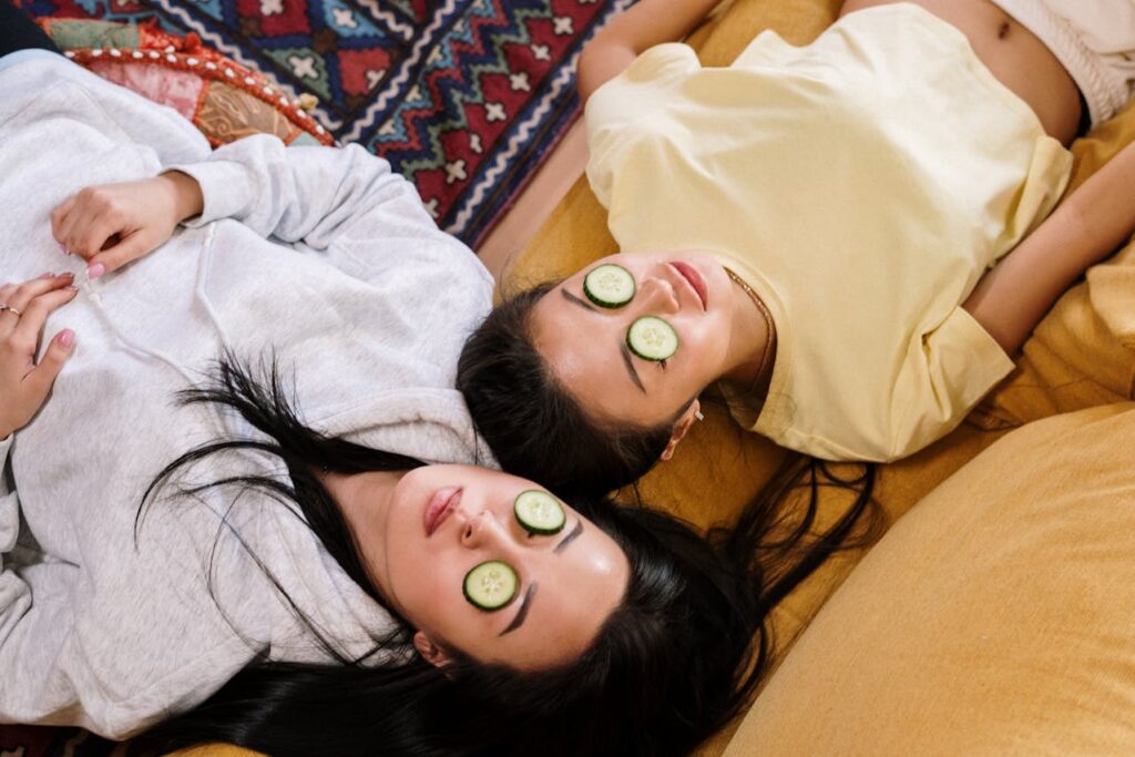 ragazze stese su divano con una maschera al cetriolo