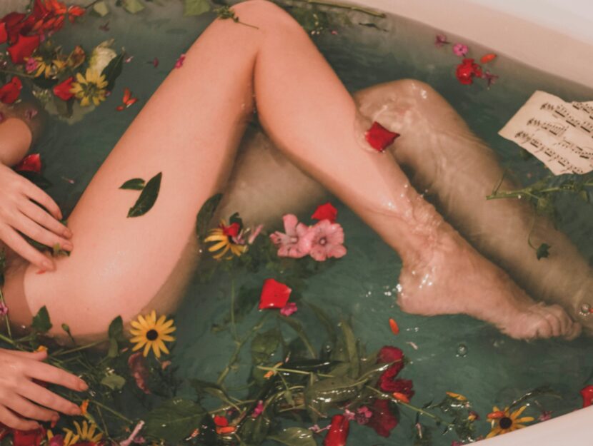 ragazza in una vasca da bagno dopo uno scrub