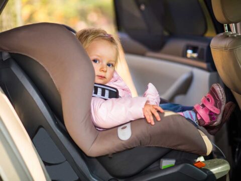 Bimbi dimenticati in auto: arrivano i primi seggiolini salvabebè