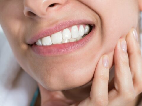 Tutto sui denti del giudizio: come curarli, quando estrarli e come prevenire i dolori