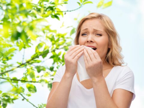 Trattenere uno starnuto fa male: ecco cosa si rischia