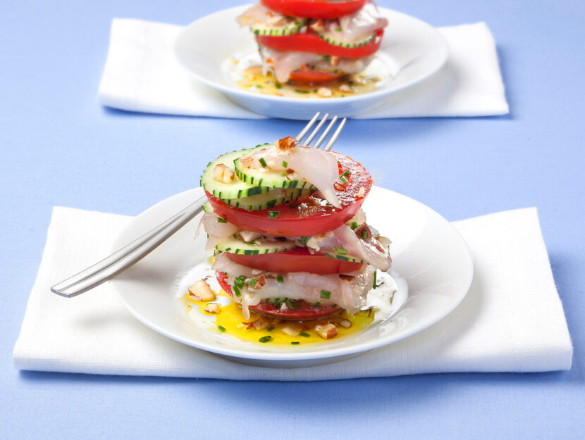 Carpaccio di pesce con cetrioli e pomodori