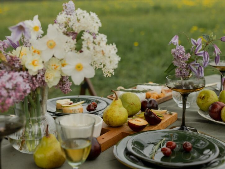 Pranzo glamour all'aria aperta: consigli per una tavola perfetta