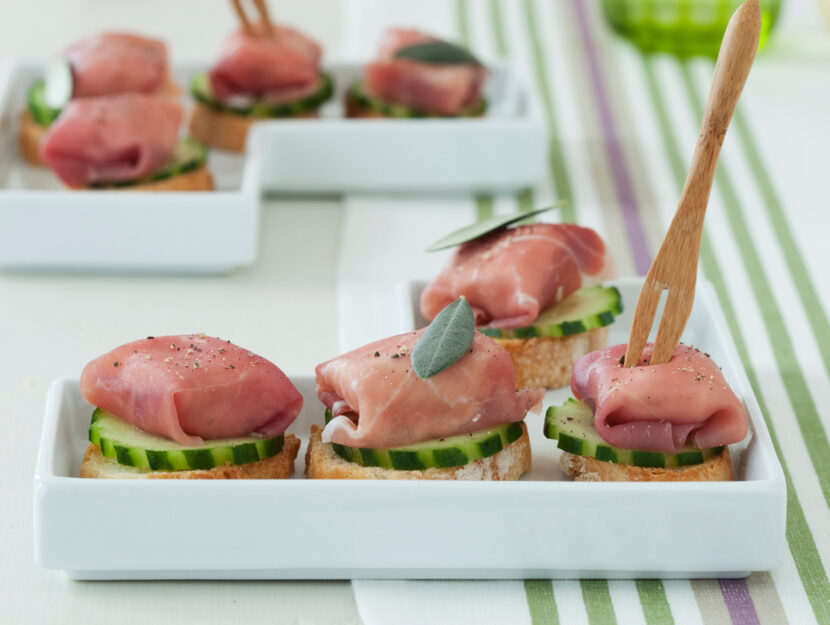 Crostini al crudo, cetrioli e burrata