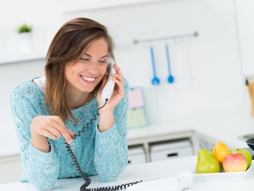 Ragazza-in-cucina-telefono-fisso