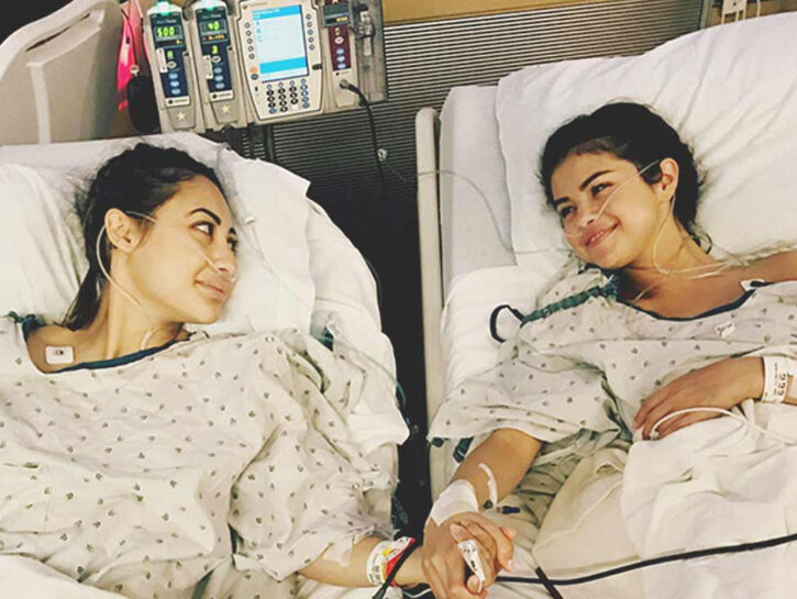 Con un post su Instagram, la popstar Selena Gomez (a destra nella foto) l’anno scorso ha rivelato