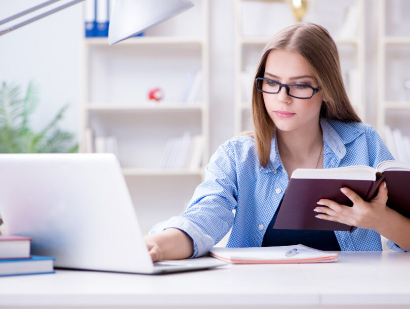 Studentessa occhiali libro computer