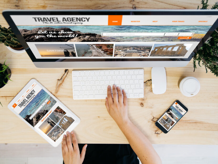 Travel agency donna computer prenotare viaggio online
