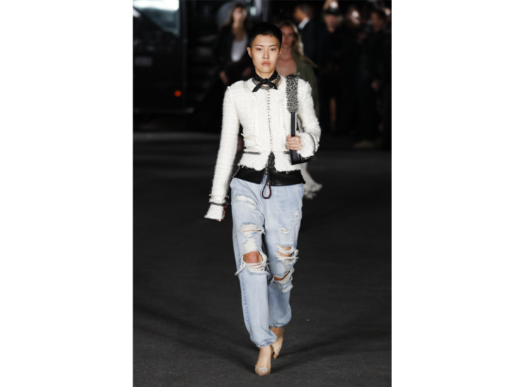 La modella indossa un paio di boyfriend jeans di Alexander Wang