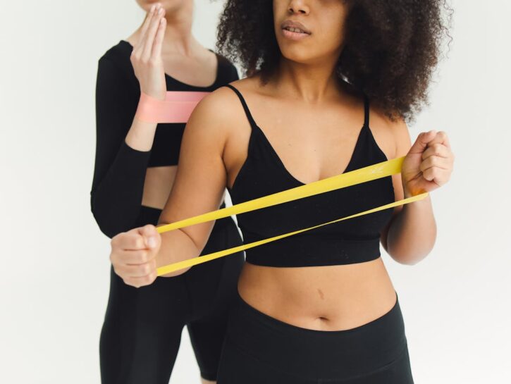 Gambe toniche a casa: allenati con gli elastici