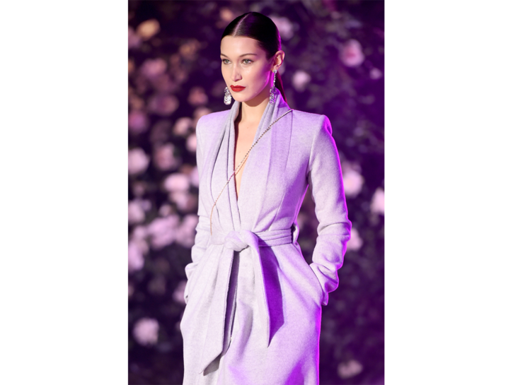 Bella Hadid indossa un trench color lavanda