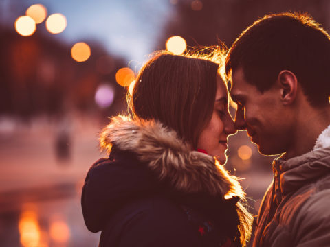 Baciare aumenta il tuo benessere: 5 motivi per farlo più spesso