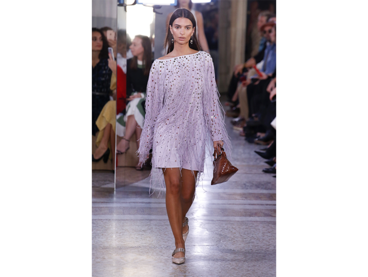 Vestito con frange e paillettes di Bottega Veneta indossato da Emily Ratajkowski