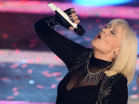 Raffaella Carrà, la regina della Tv compie 75 anni: auguri al caschetto biondo più famoso d'Italia