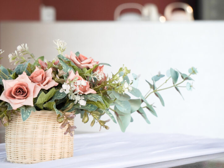 5 modi per decorare la tavola con le rose