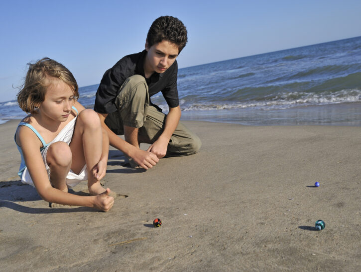 Come creare una pista di biglie in spiaggia per i bambini