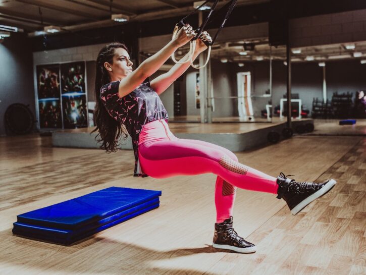 Come potenziare le braccia con il TRX