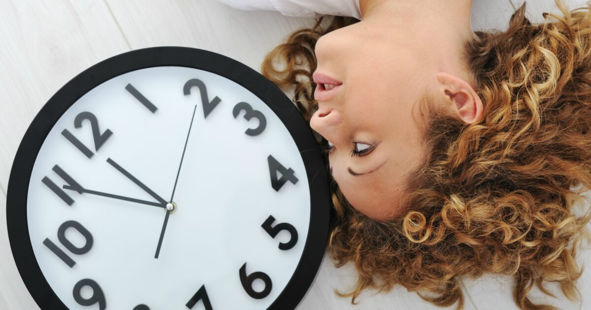 Тайм-менеджмент для женщин. Избыток свободного времени. Избыток свободного времени. Девушка тревожится. The window.