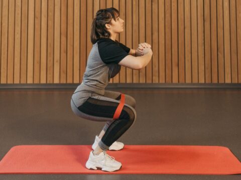 Come fare lo squat con l'elastico