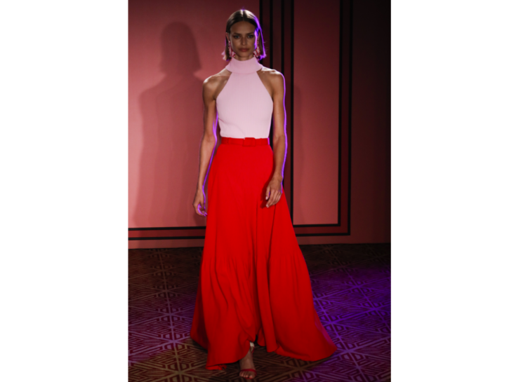 La modella indossa una maxi gonna rossa e un top rosa di Brandon Maxwell