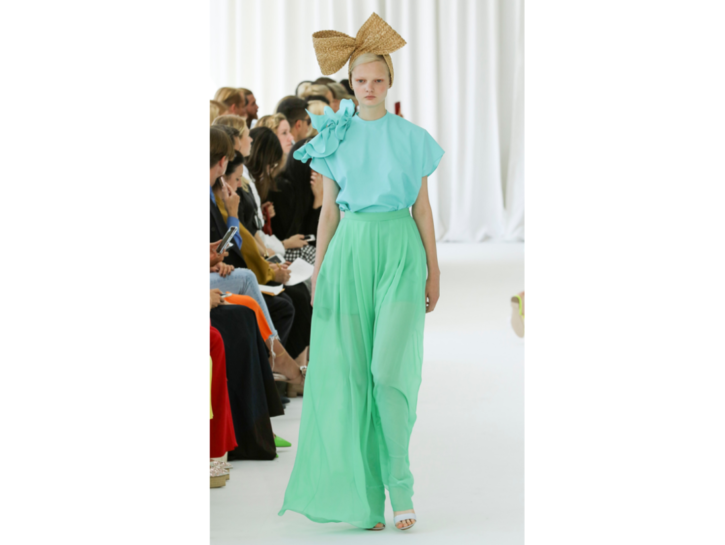Un outfit raffinato con maglia celeste e maxi gonna acquamarina di Delpozo