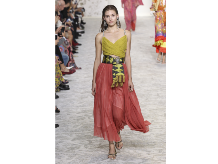 Un look bon ton con maxi gonna rosa geranio e crop top giallo di Etro