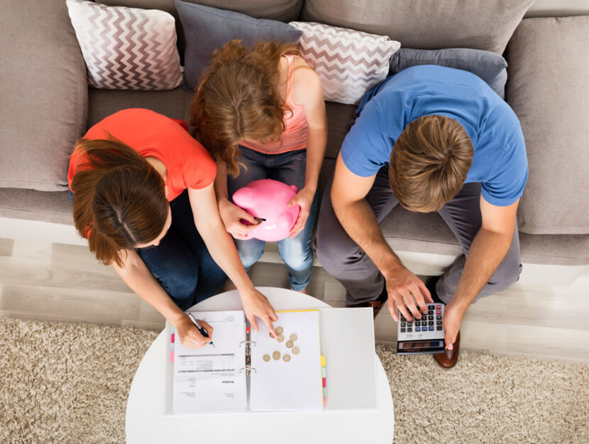 Famiglia divano soldi calcolatrice