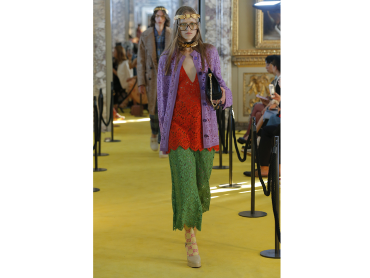 Un outfit dai colori decisi come il rosso, verde e viola di Gucci