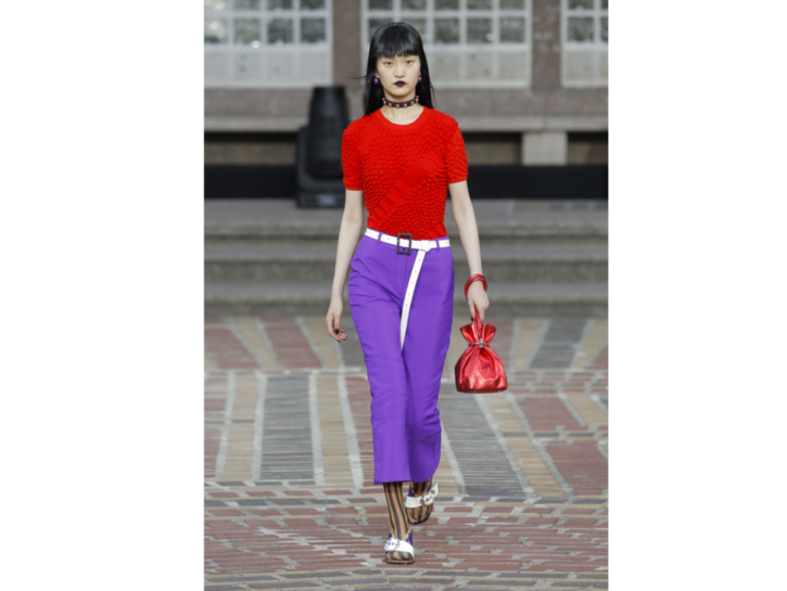 Un look strong con t-shirt rossa e pantaloni viola di Kenzo