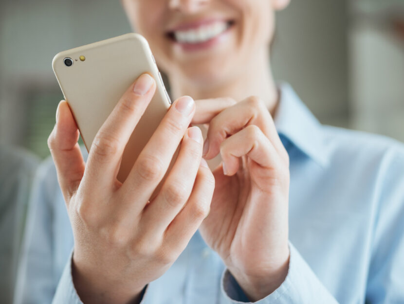 Donna sorridente con smartphone