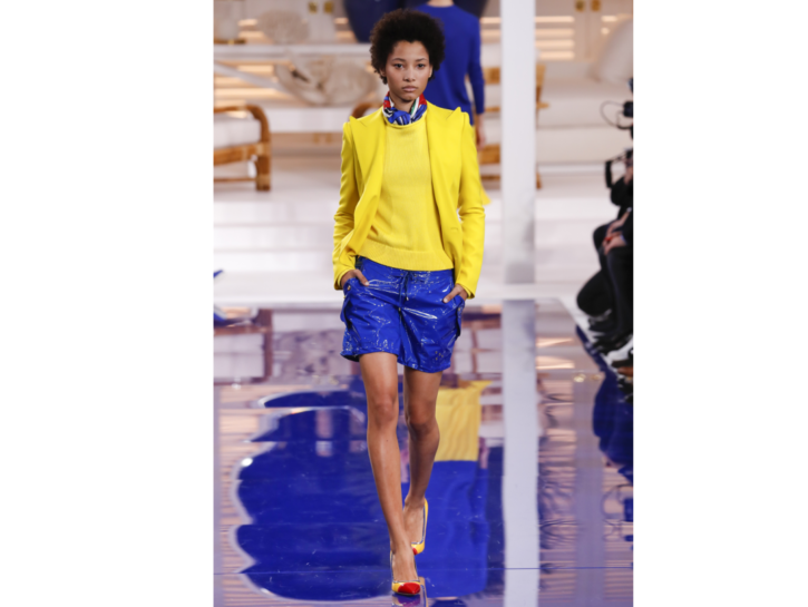 Un abbinamento dai toni decisi con shorts blu elettrico, maglietta e blusa gialli di Ralph Lauren