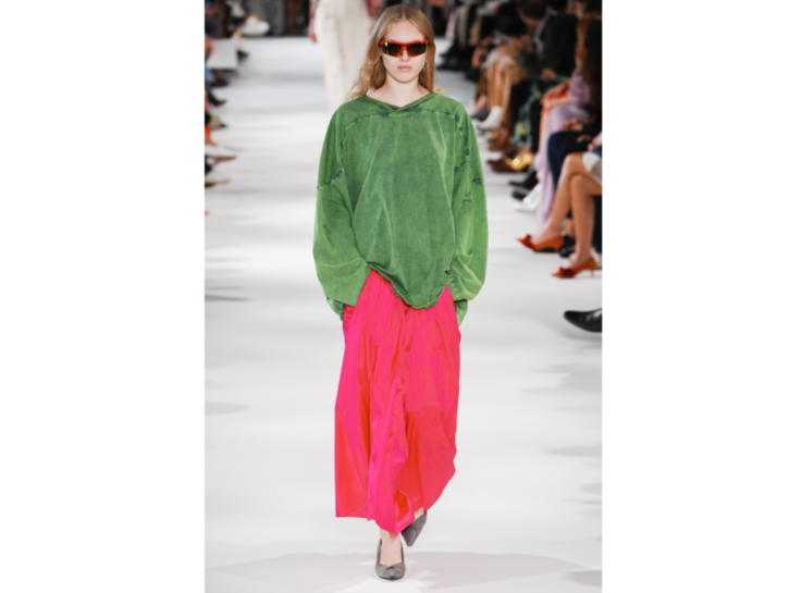 Volumi maxi per la maglietta verde oliva e la gonna fucsia di Stella McCartney