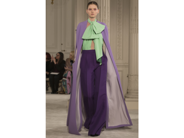 Un completo in stile bon ton nei toni del viola, lavanda e verde menta di Valentino