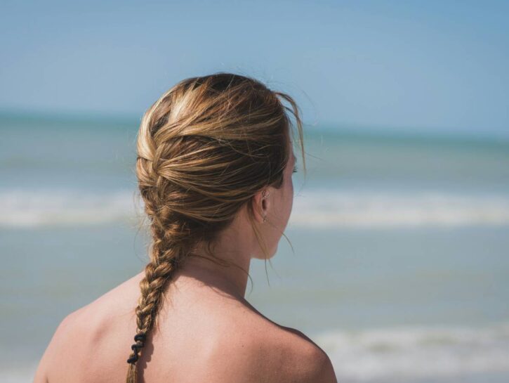 5 pratiche acconciature da spiaggia
