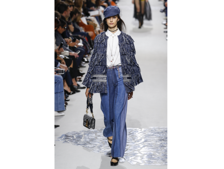 Un modello di jeans a vita alta di Christian Dior