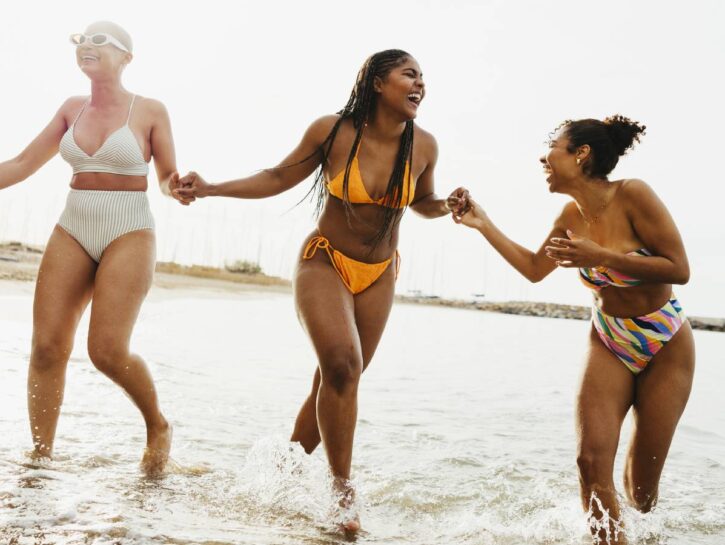 Fisico curvy? Ecco come scegliere il costume da bagno