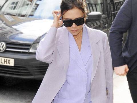 Il tailleur secondo Victoria Beckham. Un look tutto da copiare