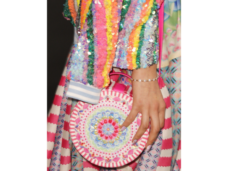 Borsa in stile boho-chic arcobaleno di Manish Arora