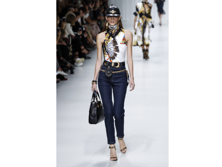 La modella indossa un paio di jeans skinny di Versace.