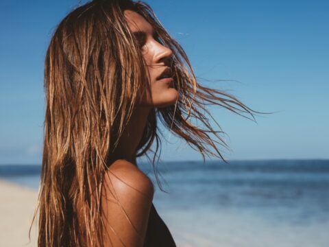 Come proteggere i capelli in spiaggia