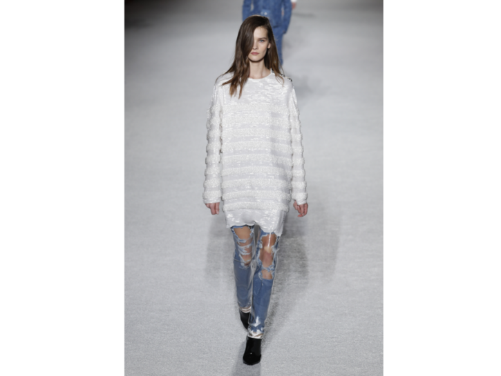 Un paio di jeans sdruciti in stile Eighties di Balmain
