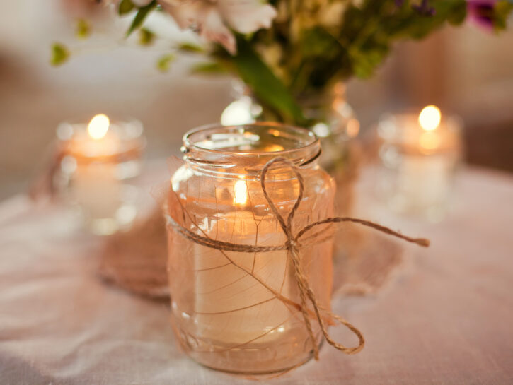 Come creare una candela con i fiori secchi